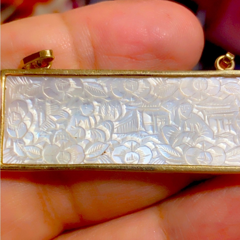 14k gold carved mother of pearl pendant - Picture 2 of 10